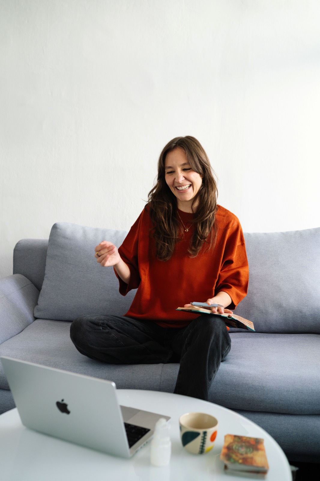 Anna lachend am Laptop