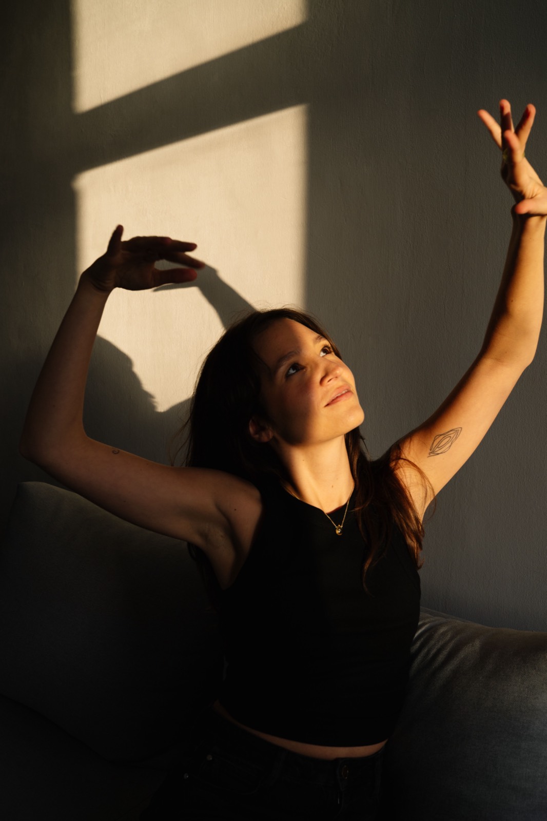 Anna mit Armen nach oben im Licht